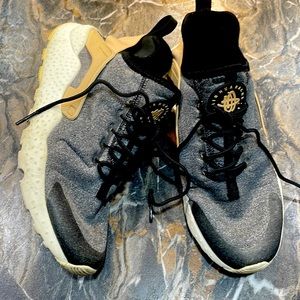 Women’s 8 Nike Air Huarache